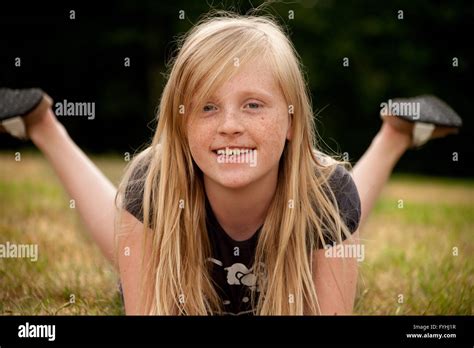 Teen Blonde Avec Des Taches De Rousseur Photo Stock Alamy