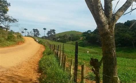 Um Local Que Combina Tranquilidade E Edifícios Históricos Com Lindas