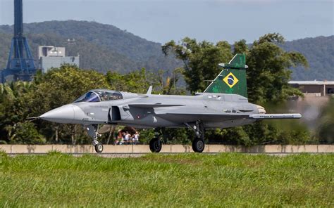 Primeiro Gripen Brasileiro voa no Brasil Poder Aéreo Aviação