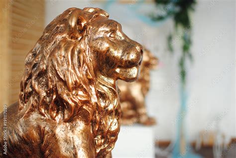 Золотой лев в интерьере с камином Stock-Foto | Adobe Stock