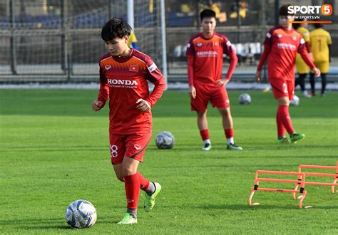 Hot girl Hoàng Thị Loan trang bị kín từ đầu đến chân khi tập luyện dưới cái nắng như đổ lửa