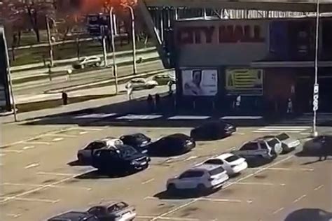 El Momento En Que Un Misil Ruso Impacta Un Edificio Residencial En