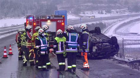 Abgefahrene Winterreifen Auto überschlägt sich auf schneebedeckter A