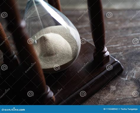 Hourglass stock foto. Image of sluit, leeg, uurglas - 115348942