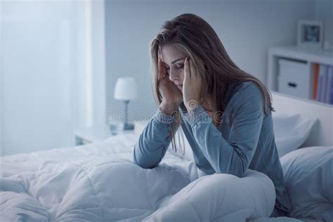 Femme Triste Et D Prim E Photo Stock Image Du Appartement