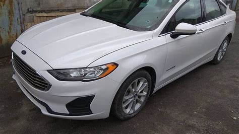 Белая эмульсия под масляной крышкой. — Ford Fusion Hybrid (2G), 2 л ...