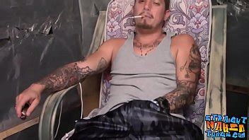 Matón hetero tatuado se masturba su polla gruesa y se corre XVIDEOS