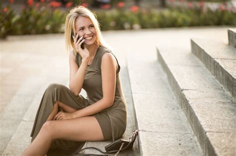 Fille Blonde Avec Le Téléphone Photo Gratuite