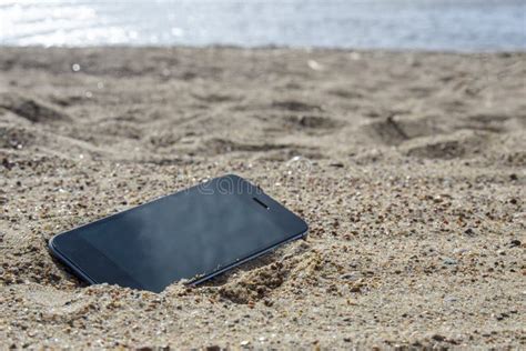 Telefone Celular Que Encontra se Na Praia Na Areia Telefones à Prova De