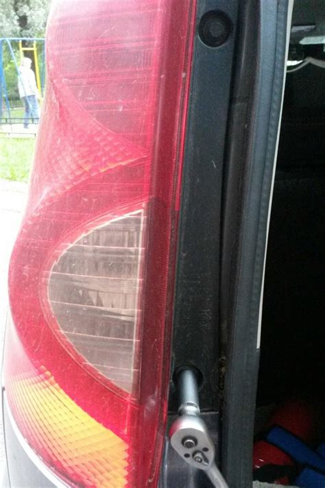Замена лампы заднего габаритного огня и стоп-сигнала Nissan Note 2004 ...