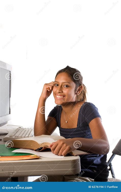 Una Giovane Ragazza Latina Che Studia Con Un Calcolatore Fotografia Stock Immagine Di Matita