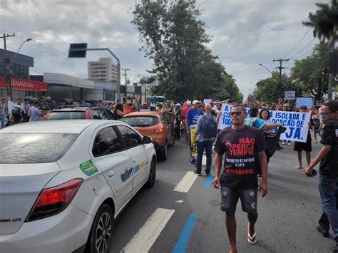 Moradores Atingidos Pelo Afundamento De Solo Bloqueiam Avenida