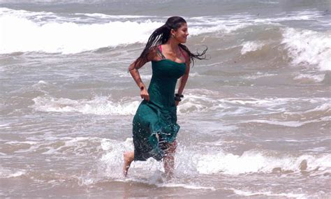 Nayanthara Hot Photos From Aadhvan Suriya Movie
