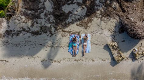 Elegancia De Drones Radiancia Tropical Mientras Los Modelos De Bikini Toman El Sol En La