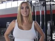Gym Addict Valeria Blue Seduces Instructor Into Hot Fuck In The Gym