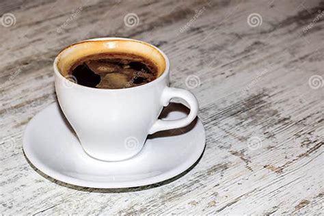 Чашка кофе и поддонник на деревянной белой таблице Стоковое Изображение ...