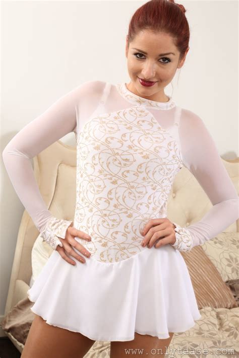 Alluring MILF Lucie Kent Undresses To Show Her Big Booty In Pantyhose CoedCherry