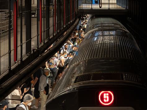 Nyc Subway Ridership Hits Highest Level Since Onset Of Pandemic Bloomberg