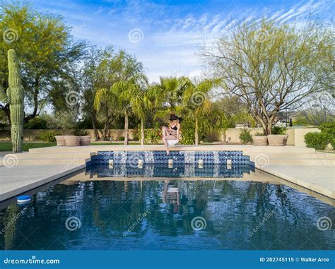 Modelo Bikini Rubio Al Lado De La Piscina Imagen De Archivo Imagen De Piscina Swimsuit