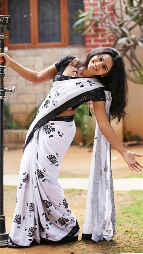 Anusha Indian Beauty Hot In Saree New Actress