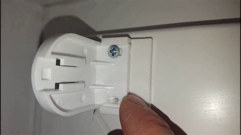 Как повесить рулонные шторы ( жалюзи) - YouTube