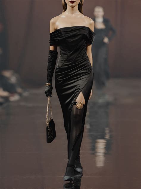 Атласное платье макси с открытыми плечами и диагональными косточками на ...