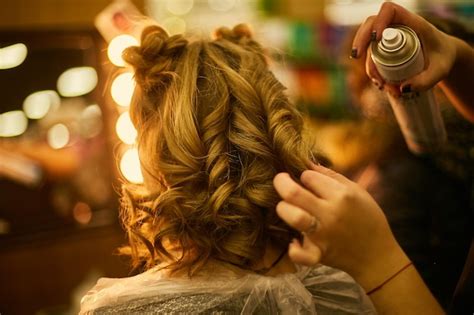 Chica En Una Silla En La Peluquer A Hace Un Peinado Peluquero Hace Un