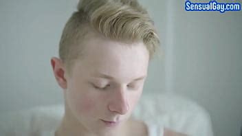 Semental guapo se masturba una polla gruesa después de burlarse de una polla XVIDEOS