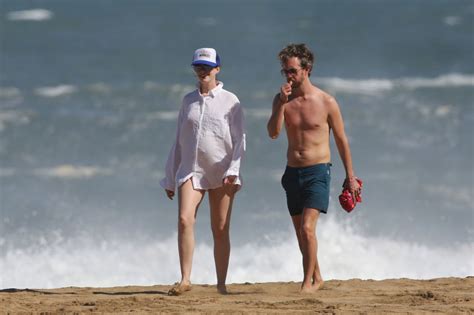 Anne Hathaway In Bikini Spending Christmas And New Year In Hawaii Celebmafia