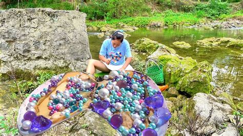 The Girl Was Exploring In The River And Accidentally Caught A Huge Clam