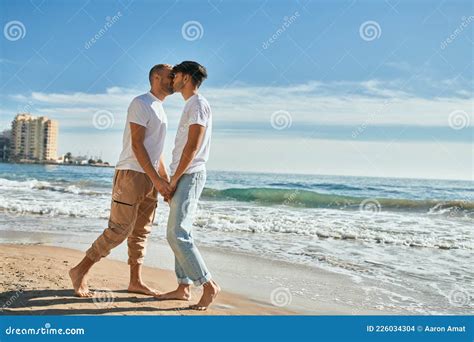 Casal Gay Se Beijando Na Praia Foto De Stock Imagem De Retrato Costa