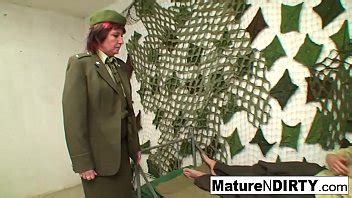 Un Officier Mature Baise Sa Nouvelle Recrue XVIDEOS