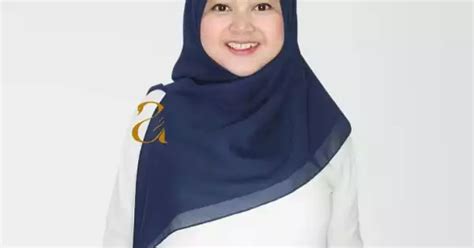 10 Rekomendasi Baju Yang Cocok Dengan Kerudung Warna Navy