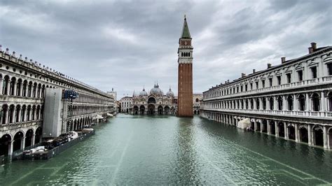 Acqua Alta A Venezia Piazza San Marco Sommersa Raggiunto Picco A