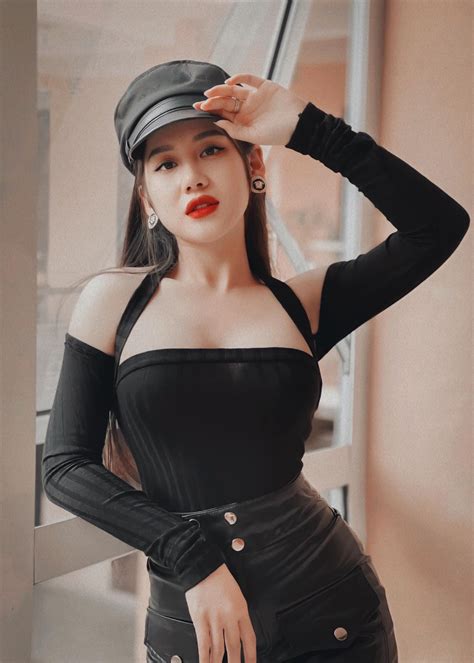 Nhan sắc không phải dạng vừa của loạt hot girl quân nhân gây sốt trên MXH Phụ Nữ Gia Đình