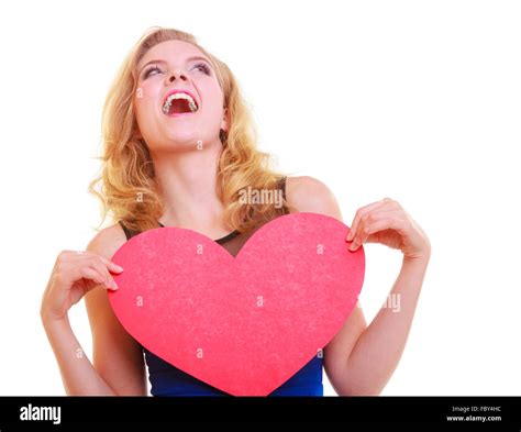 Cœur rouge Symbole d amour Magnifique Portrait woman hold Valentine jour symbole Cute blonde