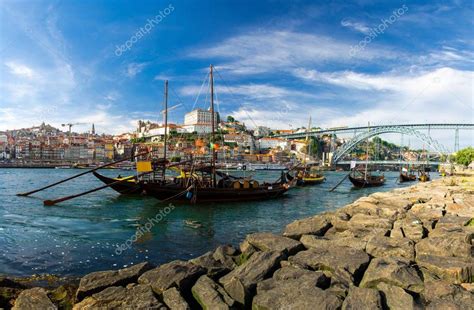 Portugal Paisaje De La Ciudad Oporto Un Grupo De Barcos De Madera