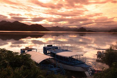 Montenegro Skadar Lake Septiembre 21 2018 Grupo De Turistas Senior