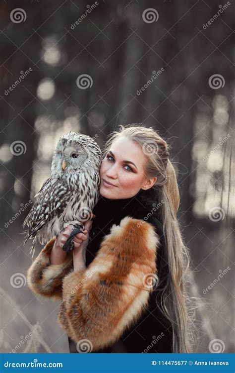 La Femme Blonde Avec Un Hibou Dans Des Ses Mains Marche Dans Les Bois