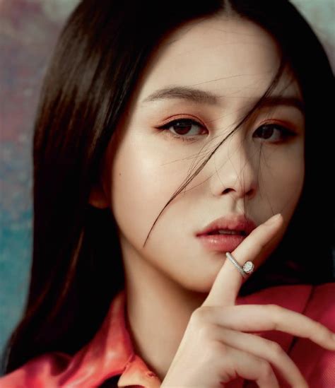 Cô con gái rượu của bom sex Khâu Thục Trinh khoe sắc trên bìa tạp chí visual đỉnh cao thừa