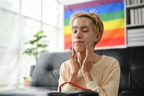 Un Hombre Gay Asi Tico Feliz Est Aplicando Crema Hidratante De Tratamiento Facial Y Masajeando