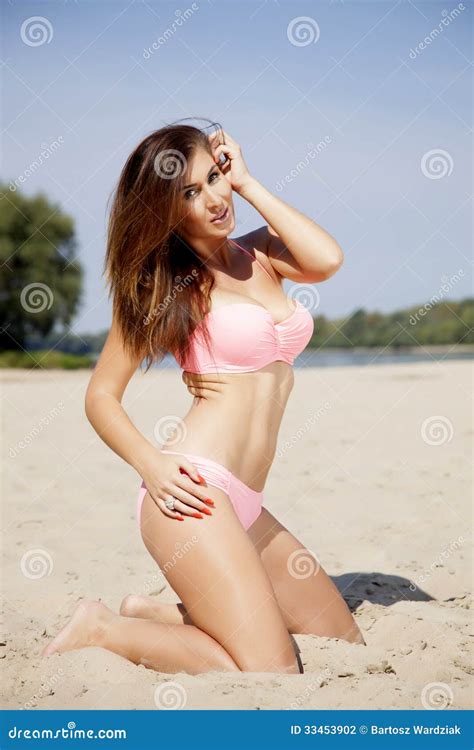 Belle Femme De Brune Dans Le Bikini Rose Photo Stock Image Du Loisirs Nuage
