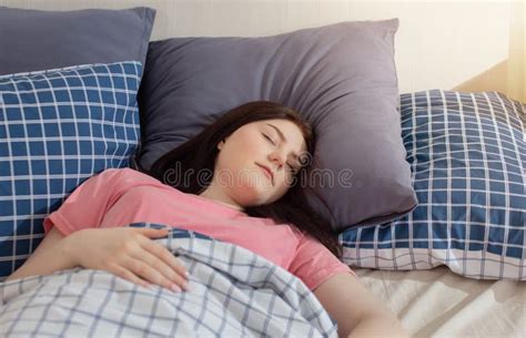 Schlafendes Junges Brunette M Dchen Im Bett Am Morgen Stockfoto Bild Von Haupt Alleine