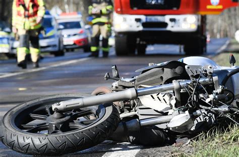 Weißenburg Autofahrer will Lkw überholen und kracht in Motorradfahrer