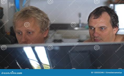 Dos Amigos Gay De Los Hombres Jovenes Con El Pecho Desnudo En Casa Que Comparte La Información Y