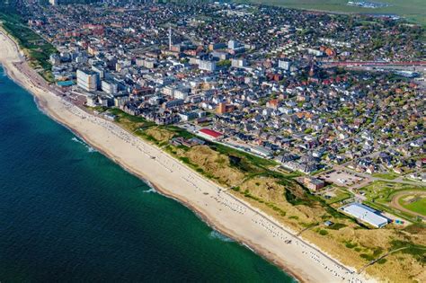 Westerland von oben - Ortsansicht an der Meeres-Küste in Westerland auf ...