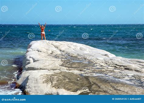 Vista Dalla Schiena Di Una Ragazza Sgualdrina A Bikini Ai Margini Della Scogliera Che Sovrasta