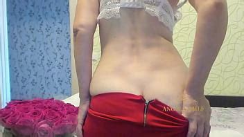 MILF cachonda con un coño peludo y un ramo de flores se desnuda y abre sus jodidos agujeros para