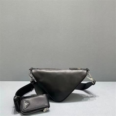 Треугольная сумка Прада в черном цвете