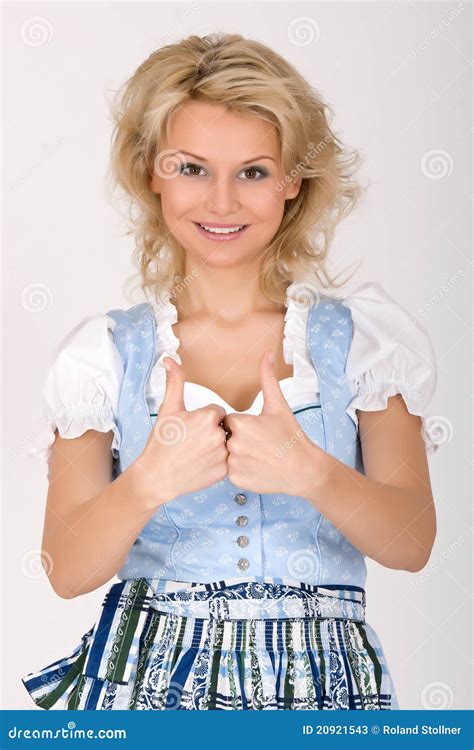 Blonde Bavaroise De Robe De Dirndl Image Stock Image Du Personne Festival 20921543